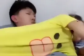 妹妹叫哥哥起床，无奈哥哥不起，妹妹只好使出杀手锏，太温馨了图片