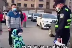 这暖心的一幕简直被萌化了！吉林市龙潭区土城子一核酸检测点上，三岁萌娃向民警敬礼图片