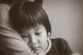 公司破产夫妻离婚，为了拯救不听话的儿子，夫妻合演了一出苦情戏图片