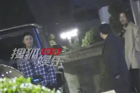 贾乃亮近照发福胖出肚腩，深夜与异性同行，两人一路热聊气氛好图片