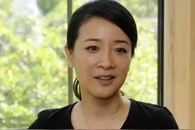 视后陈小艺全家聚餐，开30万日产车老公坐轮椅，23岁儿子帅气露面图片
