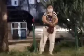 太荒唐！为横穿马路，福州一大妈竟拿剪刀剪铁丝护栏图片