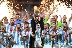 梅西夺冠后更衣室疯狂庆祝 詹姆斯等NBA众星恭喜他：历史最佳图片
