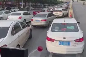 长沙一私家车“加塞”消防车延误救援还不承认，真罚图片
