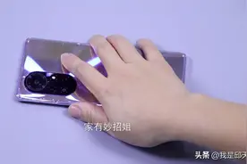 手机放桌上，屏幕应该朝上放还是朝下放好？很多人做错了！别大意图片
