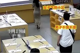 广东，女子为让男友买新款手机，当场怒摔旧手机：手机坏了，买吧图片
