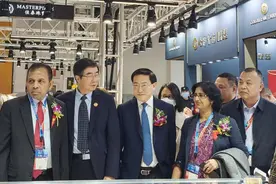 广东惠州市四角楼珠宝创意园参加中国国际珠宝展现场推介产业优势图片