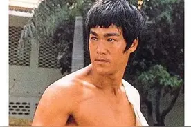 武打巨星李小龙逝世后，棺材破灭了图片