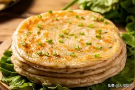 开水倒进面粉中，出锅就是美食，外酥里软又多层，一家老小都爱吃图片