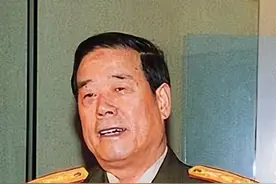 百万大裁军他直接跃升大军区司令，当过总参谋长，儿子是少将图片
