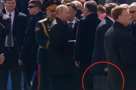 红场阅兵气氛紧张，大群保镖贴身保护普京，神秘皮包引发猜想图片