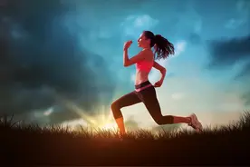 47岁青岛男子，每天坚持夜跑5公里，一年后，他得到了什么？图片