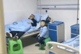 “公公陪我儿子输液，医院医生给我发来的照片！”这是啥情况？图片