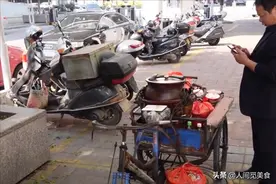 福建大哥每天摆摊2小时卖方便面，成本5元卖22元1碗，价格贵吗？图片