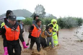 就算大雨将整个城市颠倒，人民警察也会给你怀抱图片