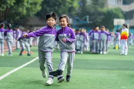 儿子遭到霸凌被索要“香烟”，不给就揍，爸爸的做法让人为之点赞图片