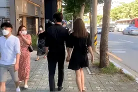 玄彬夫妇蜜月被拍，他衬衫西裤比剧里还有范，全程不撒手情意太浓图片