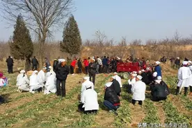 农村丧事中，孝子为什么手里拿着白纸糊的木棍，那是做什么用的？图片
