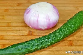洋葱里加黄瓜，随手一拌，没想到这么好吃，开胃又解馋，太香了图片