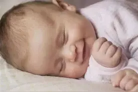 婴儿睡着一会哭一会笑，是在断前世因果？图片
