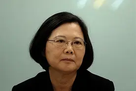 蔡英文和苏贞昌面对台湾的疫情大暴发，一个红脸一个白脸疲于奔命图片