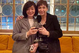 周润发2位前任喝酒聚会，搂肩合影表现亲密，均年过六十单身多年图片