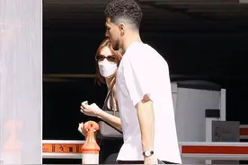 Kendall Jenner和NBA男友布克合体，黑裙搭配拖鞋，男方看起来好乖图片