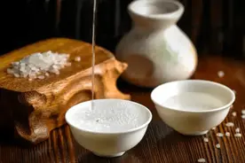 山东一80岁大爷喝了大半辈子酒，因为遵守3个原则，身体硬朗图片