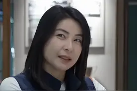 巴黎这一天，坐在霍震霆后面的郭晶晶，让所有人见识她的江湖地位图片