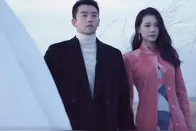 郑恺和苗苗合体拍大片，女方满眼爱意扑入老公怀里，将上夫妻综艺图片
