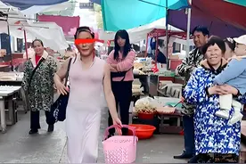 女装大叔在菜市场买菜，身穿旗袍脚踏高跟鞋，引路人热议图片