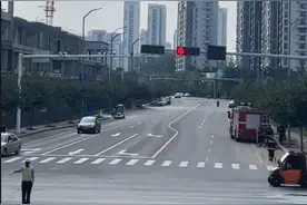 缘分！消防员出警归来偶遇交警女友执勤图片