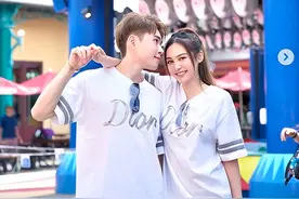 27岁女星官宣恋情！与男友穿情侣装甜蜜般配，情路坎坷终遇对的人图片
