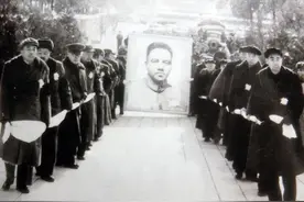 1954年特殊葬礼：周总理带头执绋，5位元帅一同送别老战友图片