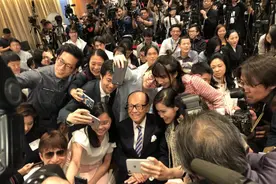 李嘉诚再次露脸，94岁的他依旧精力旺盛，控制欲望和自律使他健康图片