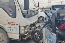 湖北孝感：货车与小车迎面相撞，消防紧急救援图片