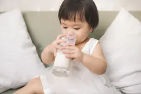 孩子喝牛奶的最佳时间，到底是早上还是晚上？今天总算弄明白了图片