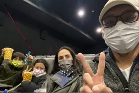 刘烨晒一家合照为老婆庆生，诺一身高到爸爸肩膀，霓娜卷发遗传妈图片