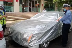 私家车盖上车衣，被扣驾驶证“扣12分”？交警：都犯了这1个错误图片