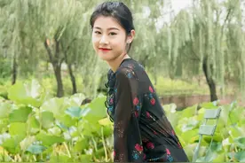 在春季，黑色纱裙这样穿搭，可以搭出小仙女的感觉图片