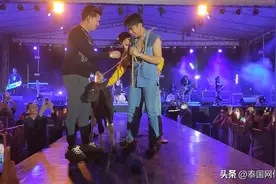 泰国知名歌手圣诞节表演现场粉丝牵牛相送图片