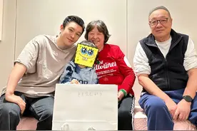 46岁黄晓明晒全家照庆生，父母同框出镜状态佳，6岁儿子“小海绵”送的礼物曝光：爸爸生日快乐！图片