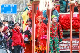 小粉丝变小演员，济南踩高跷队伍来了“娃娃兵”，最小的仅六岁图片