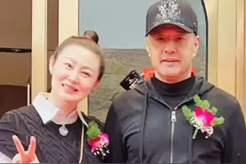 64岁于荣光近照曝光，与王思懿相聚状态好，与前妻和平离婚一年多图片