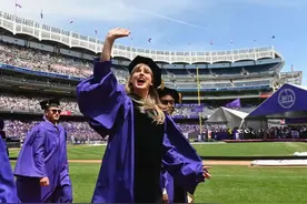 霉霉荣获荣誉博士学位！优秀的人总是闪闪发亮图片