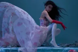 杨幂穿白色连体袜，杨颖穿白色连体袜，看到迪丽热巴：瞬间沦陷了图片