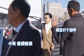 王志文街边拍戏气场强，与江珊对视好严肃，被粉丝认出大喊名字图片