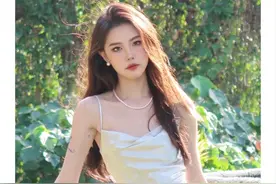 今夏穿这条“缎面裙”=高级、显贵！配低跟凉鞋，简直天生一对图片