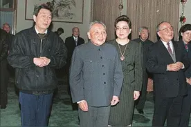 1990年，邓小平对朱镕基说：开发浦东晚了5年，你们怕什么？图片