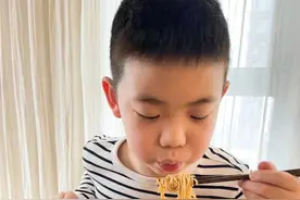 都怪我家俩娃太爱吃，6种解馋又营养的方便面做法，有时间试试吧图片